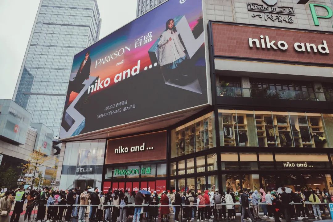 举报者：我不知道 FunPlus Phoenix 的 ADC 是从哪里招募来的，但这个富有的战队真糟糕...