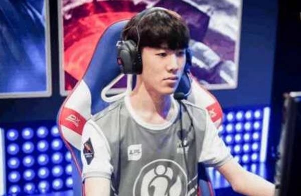 这么慢的队伍？ Xiaohao 和 Jyra 带领队伍抓住了 Baron，但被 EDward Gaming 和 LNG Esports 横扫，连续输掉三场比赛被淘汰